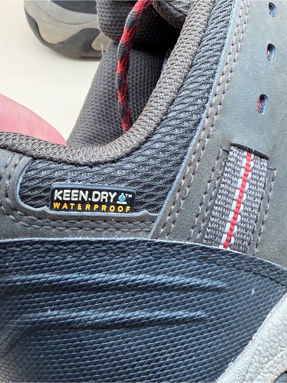 KEEN Men's Size 10.5 Gray and Red Lace-Up Hiking Boots - Picture 3 of 8